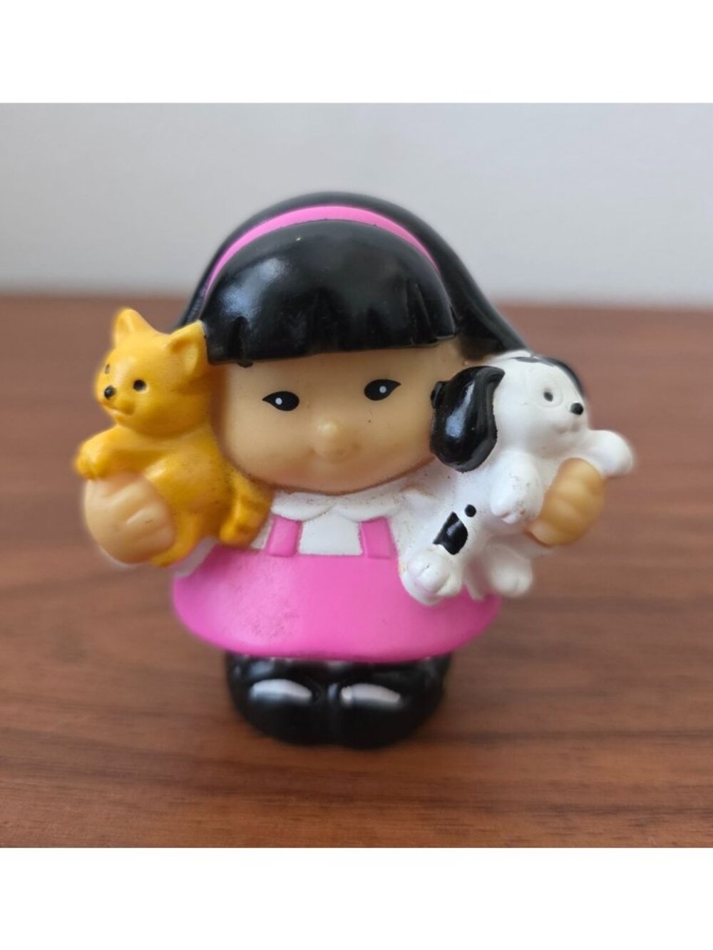 2007 Fisher-Price Little People 2.25" SONYA LEE Figure Holding Puppy & Kitten